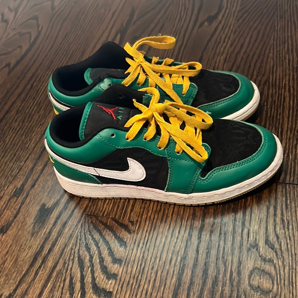 Nike boys low Jordan’s green black and yellow size 4Y